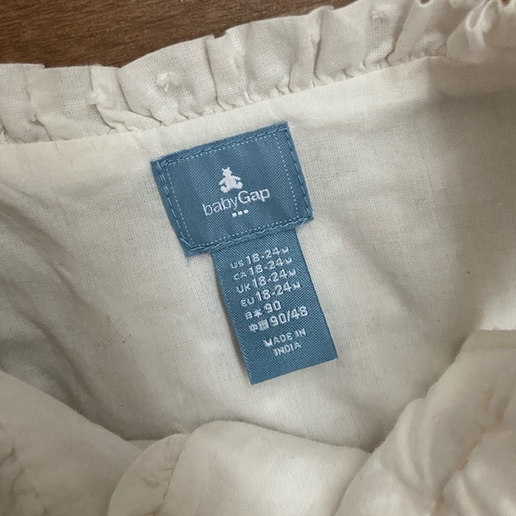 Baby GAP Eyelet Romper - Picture 2 of 3